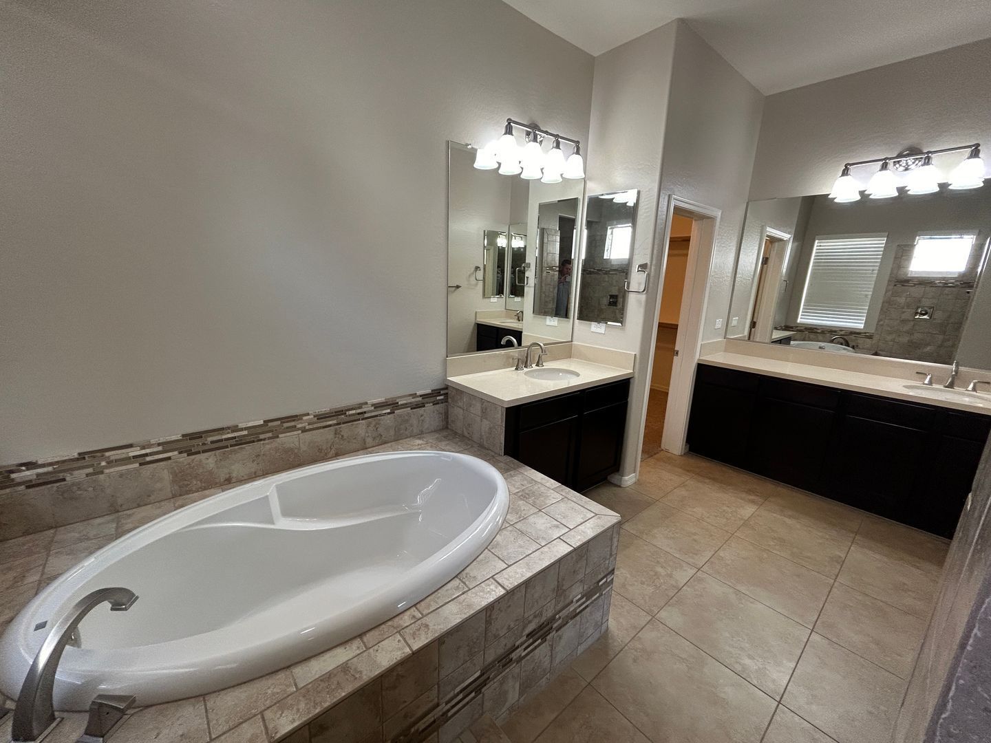 Absolutely Gorgeous SOLAR 4 bedroom home, den and 2.5 bathrooms in Litchfield Park property image