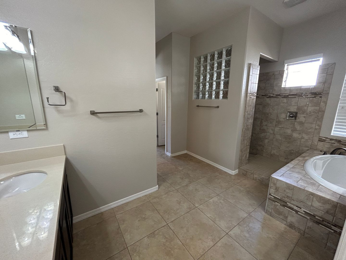 Absolutely Gorgeous SOLAR 4 bedroom home, den and 2.5 bathrooms in Litchfield Park property image
