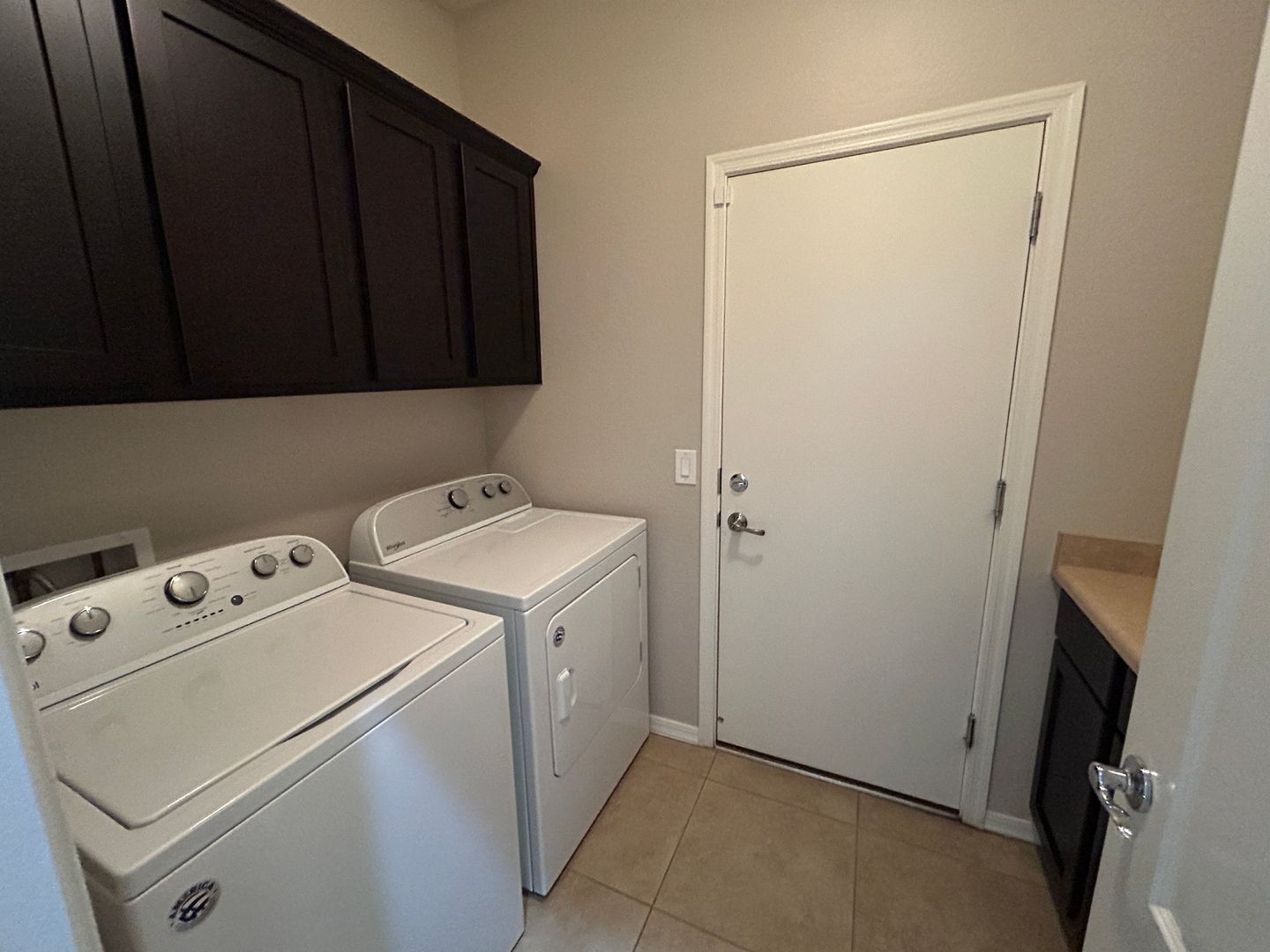 Absolutely Gorgeous SOLAR 4 bedroom home, den and 2.5 bathrooms in Litchfield Park property image