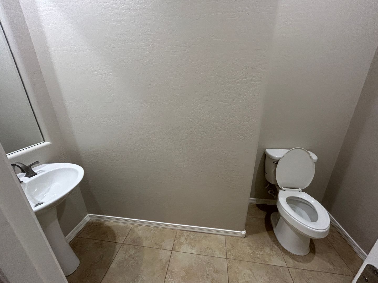 Absolutely Gorgeous SOLAR 4 bedroom home, den and 2.5 bathrooms in Litchfield Park property image
