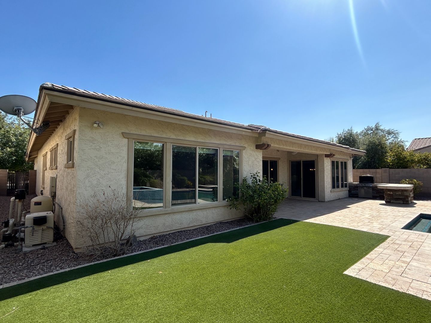 Absolutely Gorgeous SOLAR 4 bedroom home, den and 2.5 bathrooms in Litchfield Park property image